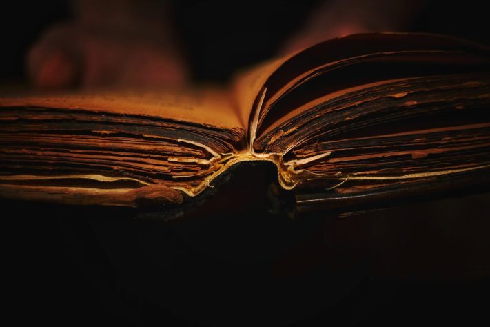 Livro antigo - foto NEUTRA