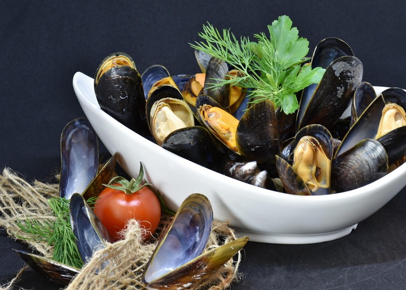 Embora seja rico em proteínas, o mexilhão tem um baixo teor de gorduras, o que o torna uma escolha ideal para quem busca uma dieta saudável e balanceada. 