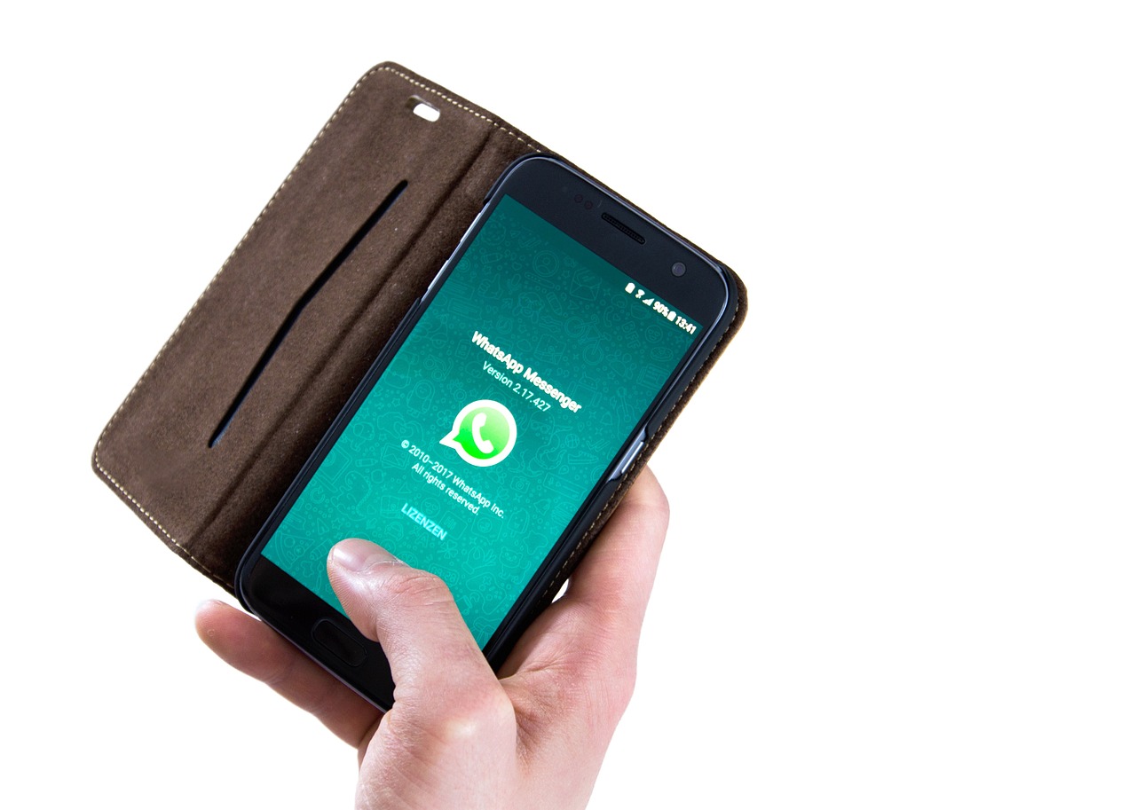Lançado em 2009, nos Estados Unidos, por Brian Acton e Jan Koum, o WhatsApp surgiu como uma alternativa moderna ao SMS, permitindo a troca de mensagens pela internet sem tarifas adicionais. 