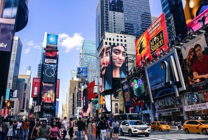 Times Square: o coração iluminado de Nova York que atrai milhões de visitantes