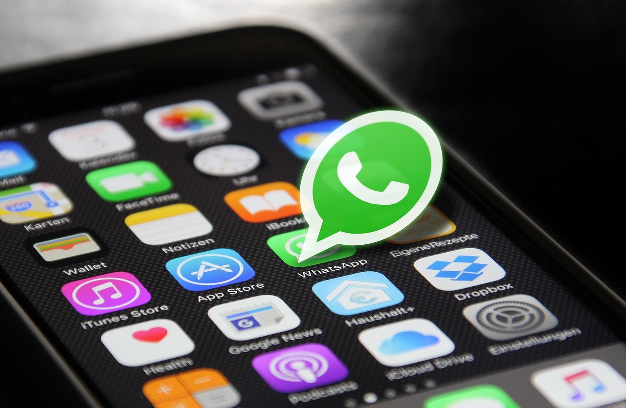 A explicação é simples: para seguir utilizando o WhatsApp, os dispositivos precisam rodar versões mais recentes de seus sistemas operacionais. 