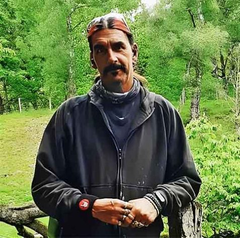 Homem alega vício em heavy metal e consegue aposentadoria por invalidez