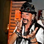 Um caso insólito chamou a atenção na Suécia quando o Segundo informações do jornal "The Local", o homem tentou por anos conseguir uma pensão( Roger Tullgren )- Alegando 'vício' em heavy metal, homem de 42 anos recebe aposentadoria por invalidez - Reprodução de Instagram