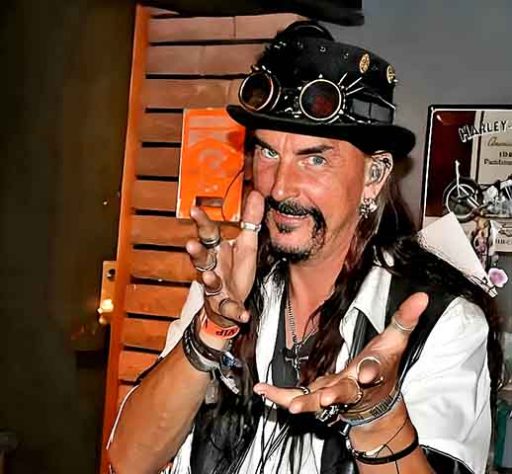 Homem alega vício em heavy metal e consegue aposentadoria por invalidez