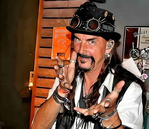 Molezinha: Alegando ‘vício’ em heavy metal, homem de 42 anos se aposenta por invalidez