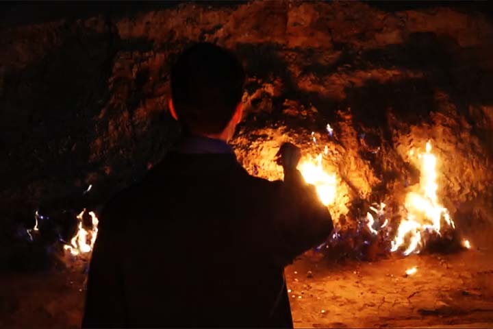 O zoroastrismo, uma das religiões mais antigas do mundo, venerava o fogo como um elo entre o humano e o sagrado.