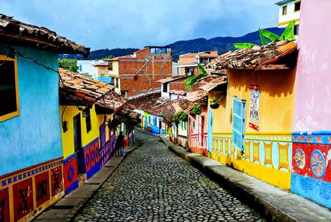 Lugares supercoloridos que encantam os visitantes com beleza e leveza
