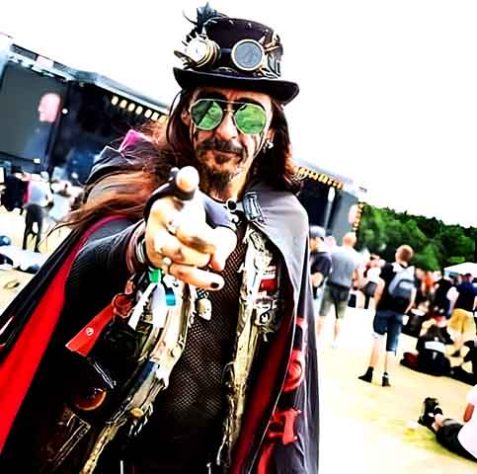 Homem alega vício em heavy metal e consegue aposentadoria por invalidez