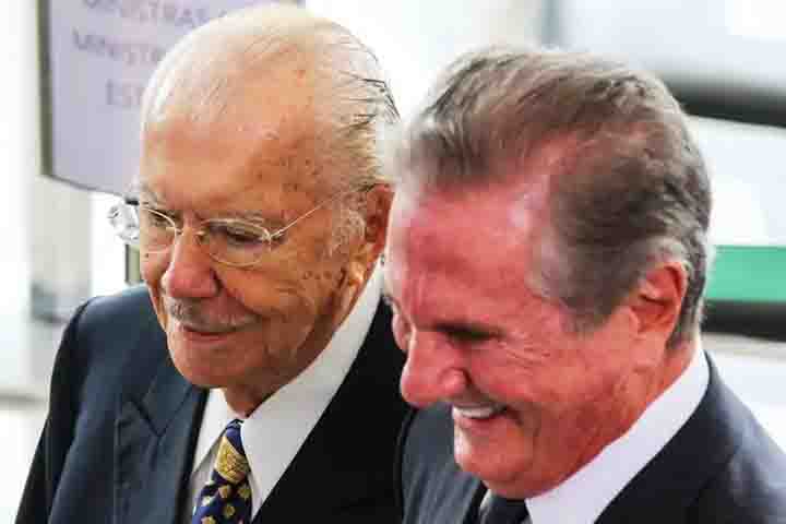 Entre o fim da década de 1970 e os anos 1980, Collor ocupou vários cargos eletivos - prefeito de Maceió (1979 - 1982), deputado federal (1983 - 1987) e governador de Alagoas (1987 - 1989). 
