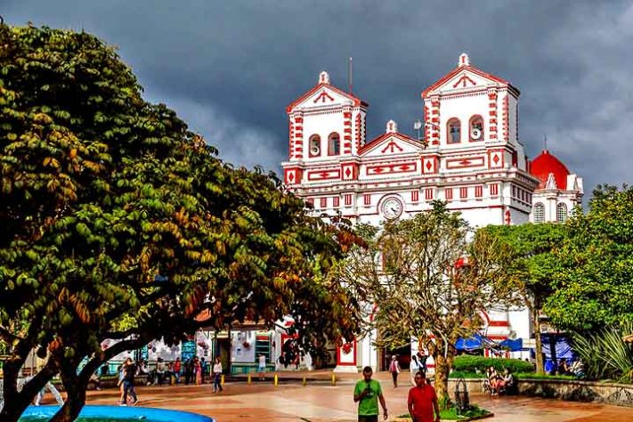 Guatapé, Colômbia - Cidades coloridas do mundo - Imagem de Simon por Pixabay