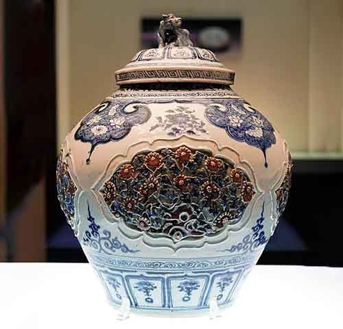 Com influÃªncia da Dinastia Yuan (1271-1368)  a  combinaÃ§Ã£o de cobalto importado da Ãsia com tÃ©cnicas chinesas criou o clÃ¡ssico estilo azul e branco.
