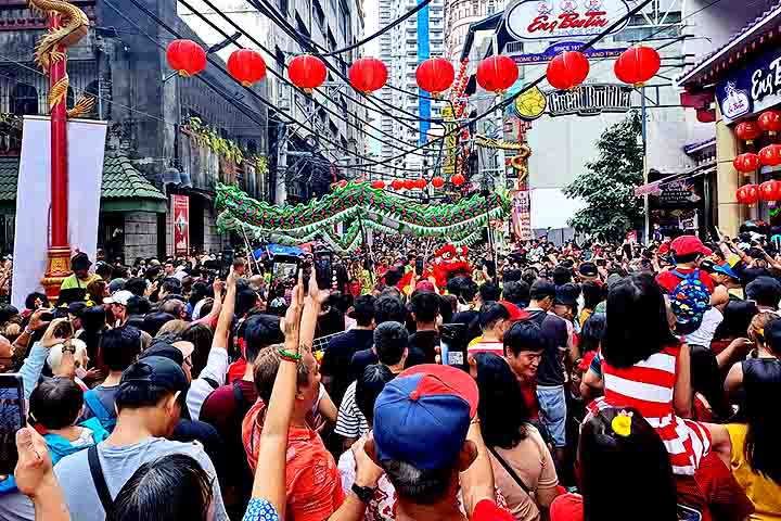 O tráfego intenso, os jeepneys coloridos e os centros comerciais lotados refletem a energia caótica de Manila, capital das Filipinas.
