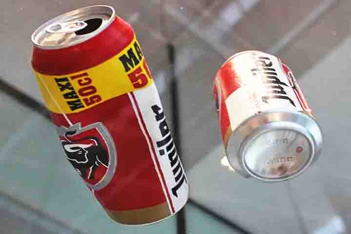 Para o museu, o funcionário cometeu um erro compreensível já que as latas de cerveja estavam colocadas no poço de um elevador de vidro, dando a impressão de terem sido esquecidas.-Reprodução de Rede Social