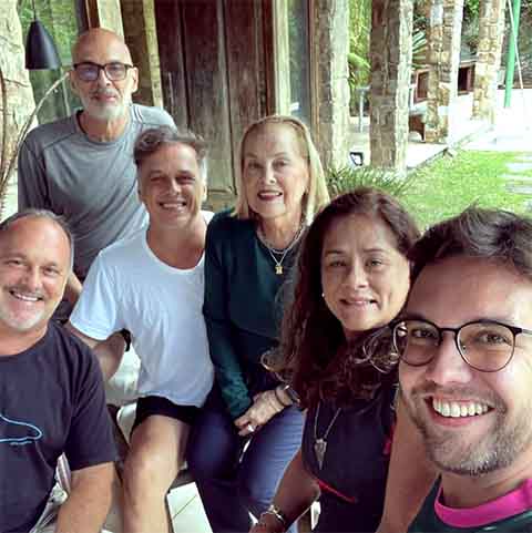 O artista, de 58 anos, mora em uma casa cercada pela Floresta da Tijuca, no bairro da Gávea, no Rio de Janeiro. Ela é cercada pela Mata Atlântica e acaba recebendo visitantes, como macacos. 
