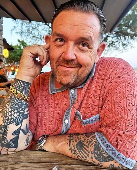 <p>Nick Frost é conhecido por sua entrega física e expressões exageradas, mas sempre equilibradas com sinceridade. Ele consegue transformar situações absurdas em momentos genuínos em um estilo que se conecta com o público de forma imediata.</p>
