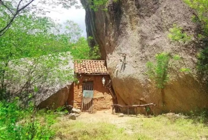 Casinha minúscula espremida entre duas rochas gigantes chama a atenção em distrito do Ceará