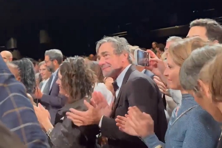 "A mais longa e entusiasmada [ovação] que já vi até agora — 15 minutos (com discursos) e toneladas de franceses gritando 'Bravo!' da sacada", escreveu uma jornalista do Washington Post, no X.
