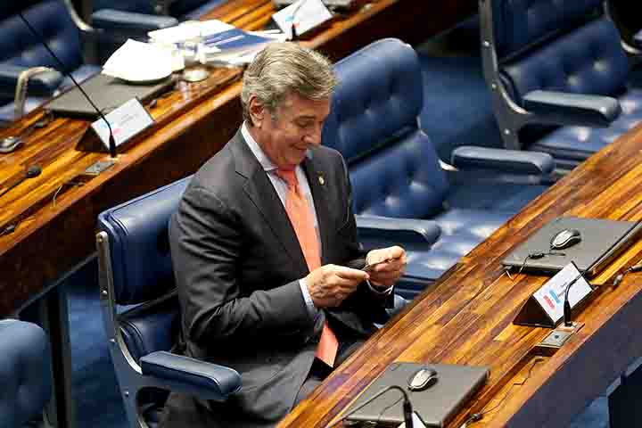 Em 2006, Collor foi eleito senador por Alagoas. Durante dois mandatos na casa legislativa (16 anos), o político envolveu-se no caso de corrupção que resultou em sua atual prisão.
