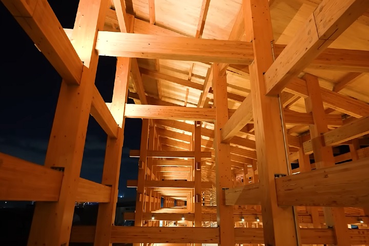 Inspirado na técnica tradicional japonesa "nuki", usada em templos como o Kiyomizu-dera, o "Grand Ring" foi construído majoritariamente sem o uso de pregos ou parafusos, através do encaixe de vigas verticais e horizontais feitas de cedro sugi e cipreste hinoki.-Reprodução/YouTube
