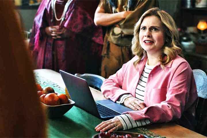 Um dos principais motivos do sucesso de "Ghosts" é seu elenco bem escalado e repleto de química. Rose McIver interpreta Samantha com naturalidade e carisma, dando vida a uma personagem que, mesmo diante de uma situação absurda, se mantém empática e determinada.