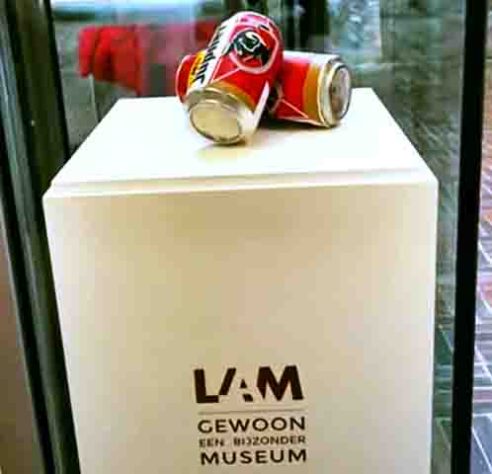 Funcionário de museu joga fora obra de arte que achou ser lixo