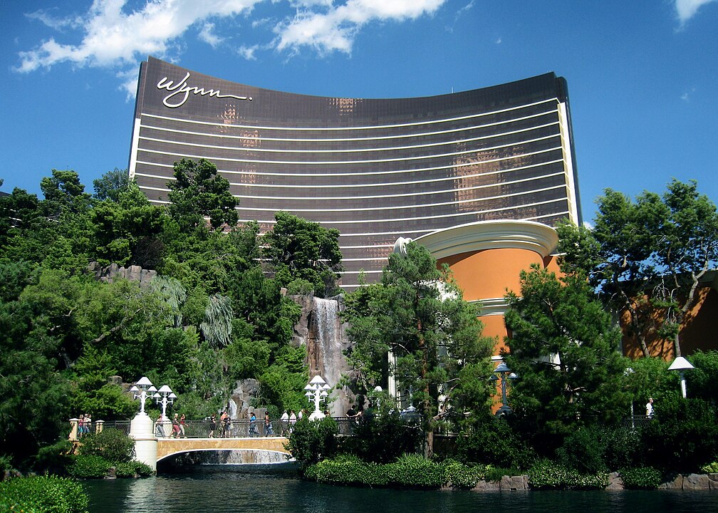 Entre eles, o hotel Wynn Las Vegas, que combina design moderno com opulência, oferecendo quartos espaçosos e impecavelmente decorados, dois spas premiados com cinco estrelas pela Forbes, um campo de golfe, piscinas com cabanas luxuosas e restaurantes liderados por chefs renomados. Também tem boutiques de grifes como Chanel e Louis Vuitton.-Almc1217 - wikimedia commons