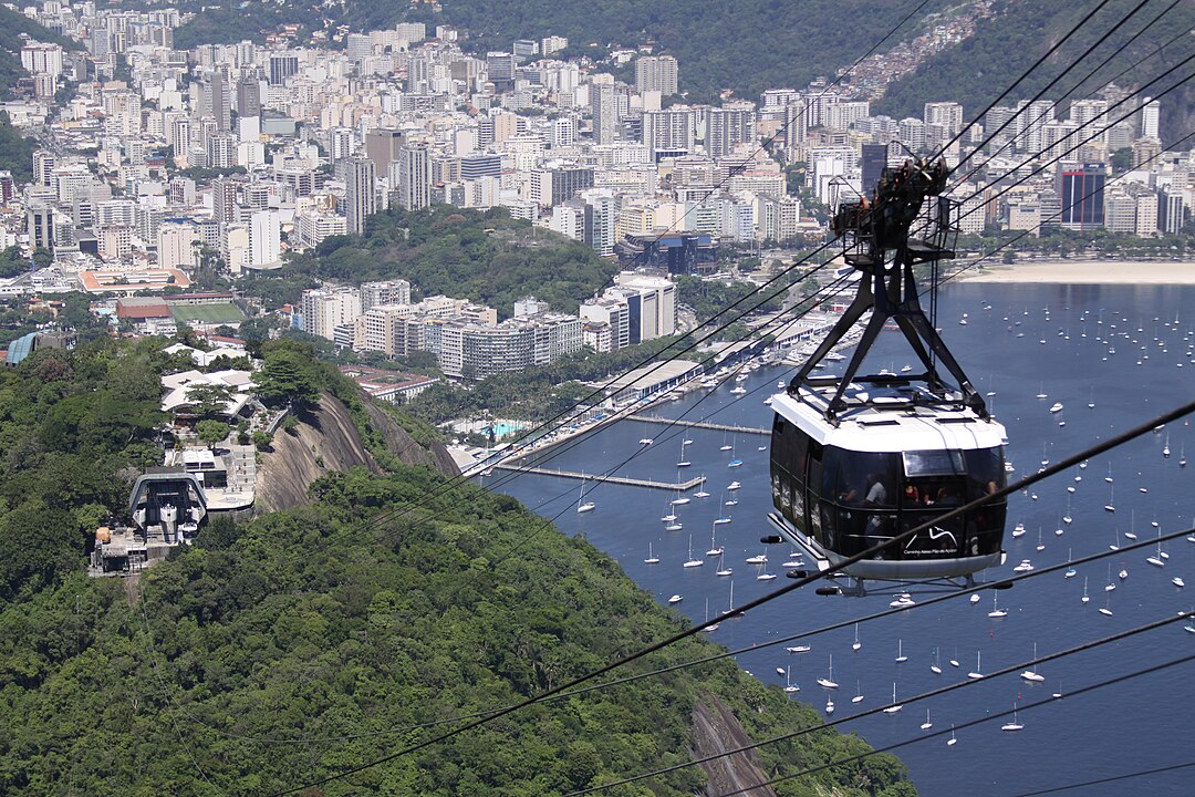 Enseadas oferecem abrigo natural para embarcações e, historicamente, foram usadas como portos estratégicos. Muitas delas se tornaram destinos turísticos por suas águas calmas e belas paisagens. Veja algumas belas e famosas.