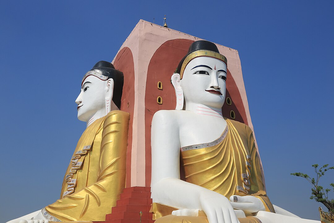 Buda de Kyaikpun, Mianmar (século XIV) - Conjunto de quatro Budas sentados encostados uns aos outros, simbolizando quatro manifestações do Buda. Fica em Bago e representa o alcance dos ensinamentos em todas as direções.
