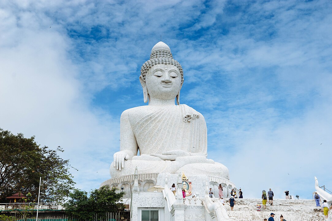 Grande Buda de Phuket – Phuket, Tailândia (2004, concluída em 2014) - Com 45 metros de altura e feita em mármore branco birmanês, é visível de vários pontos da ilha. Representa serenidade e atrai milhares de visitantes e devotos por ano.
