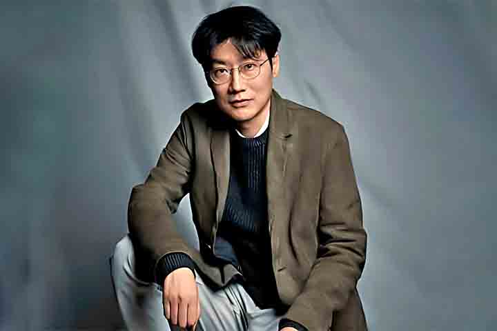 Criada e dirigida por Hwang Dong-hyuk, a sÃ©rie foi gestada durante mais de uma dÃ©cada antes de finalmente sair do papel. O roteiro, escrito em 2009, foi recusado por diversos estÃºdios por ser â??sombrio demaisâ? e â??nÃ£o comercialâ?.