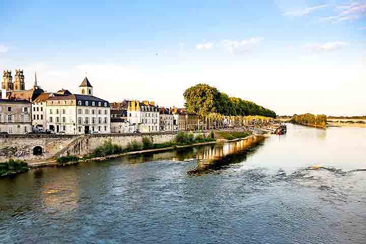 Orléans, onde as tábuas foram encontradas, é uma cidade histórica localizada no centro-norte da França, às margens do rio Loire, na região do Centro-Vale do Loire.-Nono vlf /wikimédia Commons