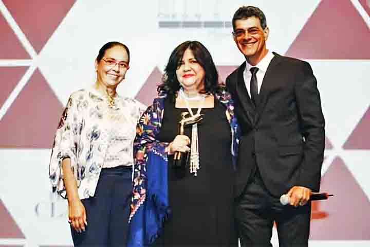 Mariangela Hungria é formada em engenharia agrônoma pela Universidade de São Paulo (USP). Ela tem mestrado e doutorado em ciência do solo, além de ter feito pós-doutorados nos Estados Unidos e na Espanha.
