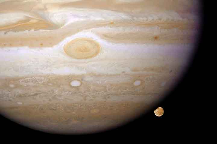 <p>O método utilizado é especialmente útil em planetas com atmosferas espessas, como Júpiter, onde nuvens densas impedem observações diretas do interior.</p>
