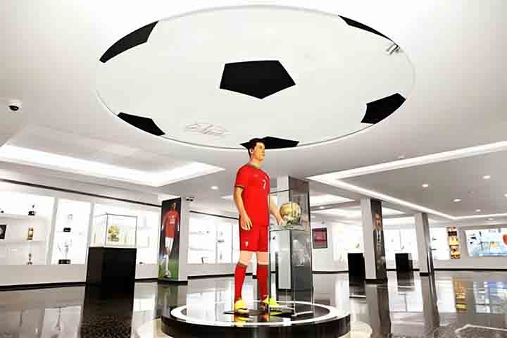 Para os fÃ£s de futebol e de Cristiano Ronaldo, o museu oferece uma experiÃªncia Ãºnica, com uma coleÃ§Ã£o impressionante que mostra sua ascensÃ£o ao topo do futebol mundial.