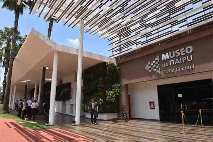 Na área da cultura, o Museu da Terra Guarani é um destaque, oferecendo uma visão fascinante sobre a história e a cultura dos povos indígenas da região.