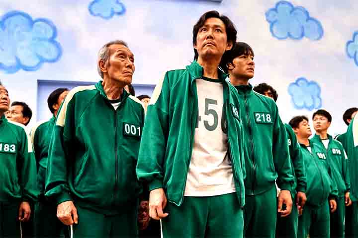 Com uma atuação visceral e humana, Lee se tornou o primeiro ator asiático a ganhar um Emmy de Melhor Ator em Série Dramática. Já veterano do cinema coreano, ele se reinventou no papel de Gi-hun, trazendo complexidade emocional a um personagem que oscila entre o desespero, a moralidade e a esperança.