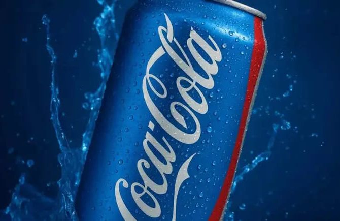 Uma vez por ano, a lata da Coca-Cola fica azul no Brasil; saiba onde e por quê