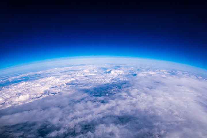 Nuvens refletem luz solar, contribuindo para o resfriamento terrestre, mas tambÃ©m retÃªm calor, promovendo o efeito estufa. Seu impacto depende do tipo, cobertura e altitude, desempenhando papel-chave no equilÃ­brio climÃ¡tico global.