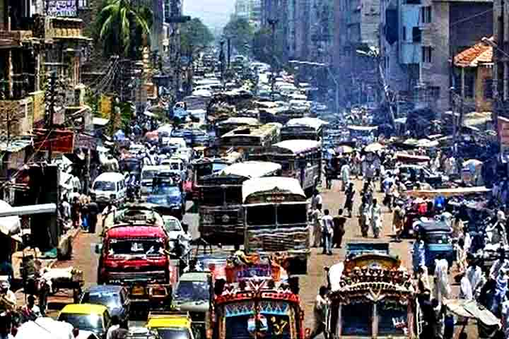 Karachi, Paquistão — População: mais de 20,3 milhões | Densidade: Cerca de 15 mil pessoas por km².