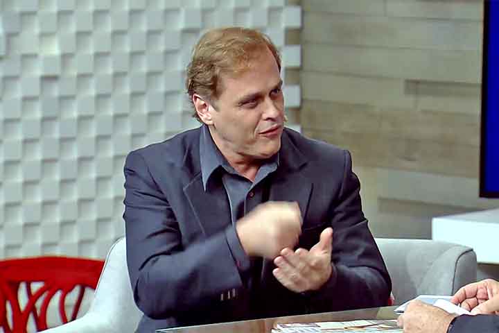 Em novembro de 1994, adquiriu os direitos do best seller "Chatô, O Rei do Brasil", obra de Fernando Morais sobre o magnata das telecomunicações do Brasil Assis Chateaubriand.