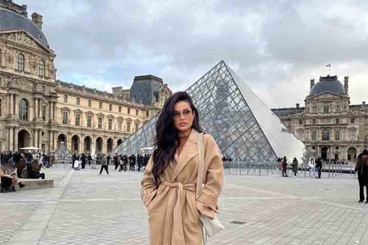 A artista contou que, ao lançar seu último álbum, percebeu que estava mais pressionada e triste do que feliz, sentimento que a fez repensar o caminho profissional. 