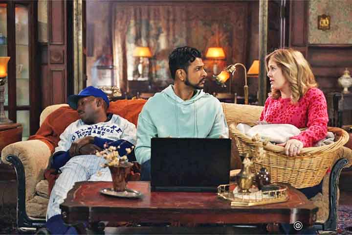 Após sofrer um acidente, Samantha passa a ver e ouvir os fantasmas, o que dá início a uma convivência inusitada entre vivos e mortos.