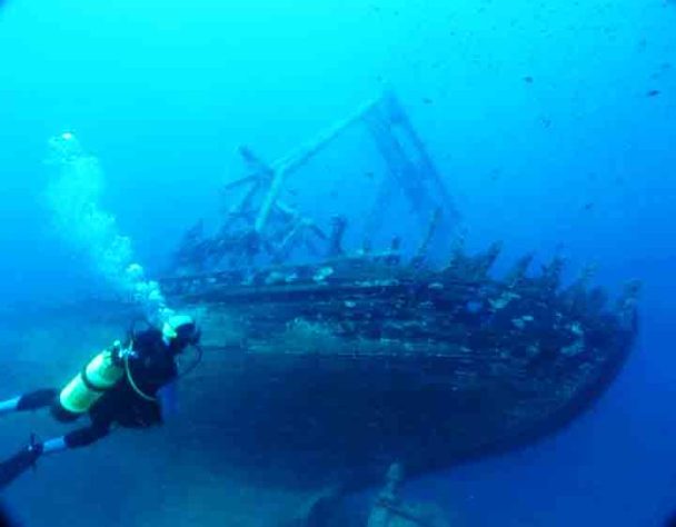Navio naufragado - foto NEUTRA
