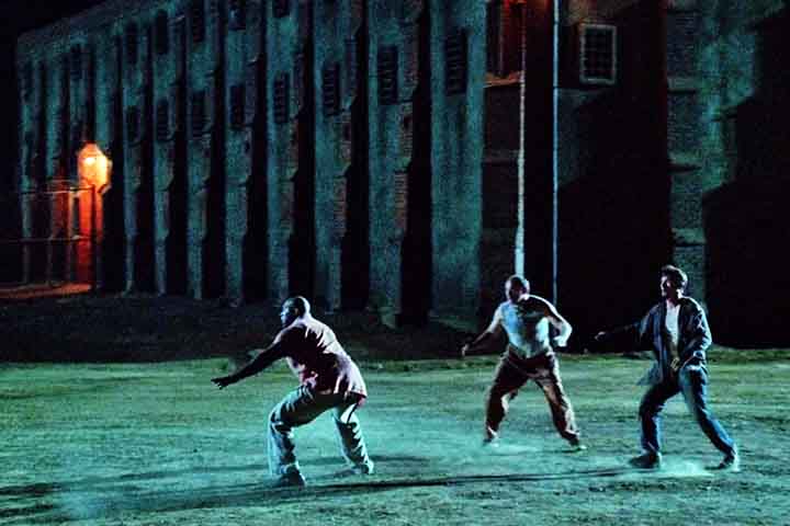 Com um elenco carismático, trama inteligente e ritmo eletrizante, "Prison Break" ainda conquista quem busca uma boa dose de adrenalina misturada a sentimentos genuínos.