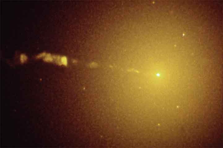 Em 2019, o Hubble, em conjunto com outras ferramentas de observação, fez o primeiro instantâneo de um buraco negro com massa superior a 2,6 bilhões de massas solares na galáxia gigante M87. 
