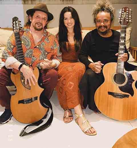 Nascido em Catolé do Rocha, na Paraíba, Chico César apresenta uma rica diversidade de ritmos, como forró, MPB, samba, frevo, reggae e influências globais. Além disso, possui  letras poéticas e críticas com reflexões sobre a vida e a sociedade.
