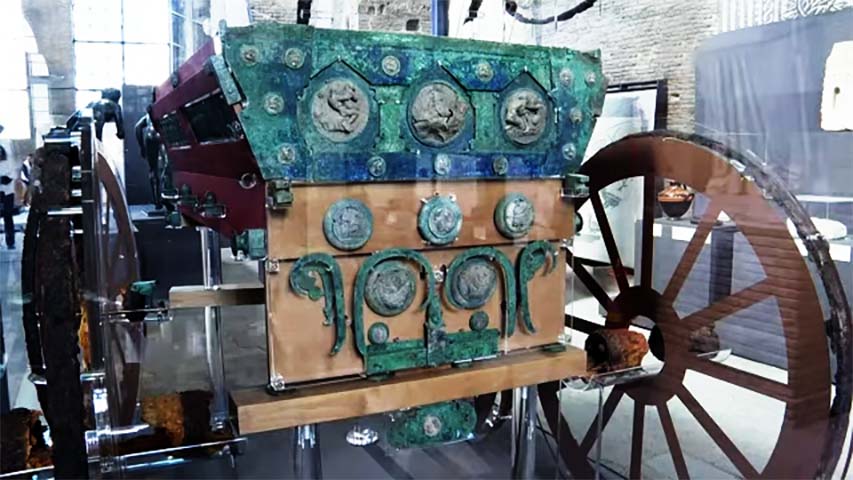 Carruagem restaurada da antiga Pompéia é revelada em nova exposição - Carruagem de quase 2 mil anos encontrada em Pompeia - Reprodução do Youtube Canal AP Archive