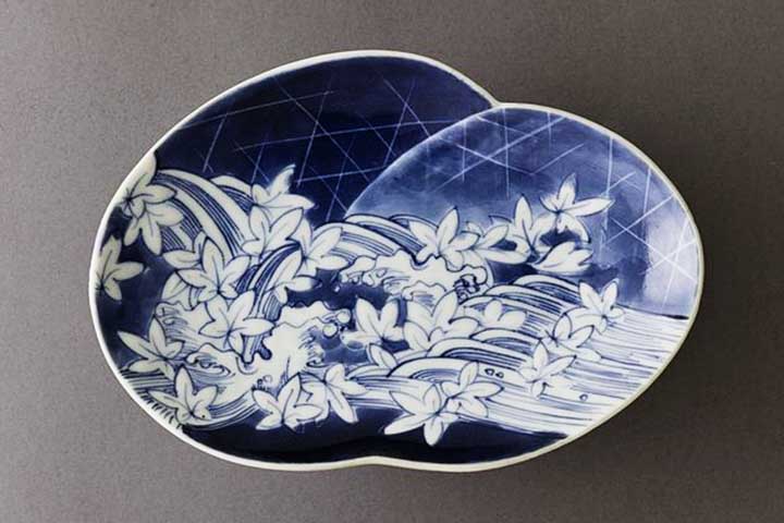 A aplicação de esmaltes multicoloridos deu às porcelanas um brilho vívido e proteção adicional contra danos.
