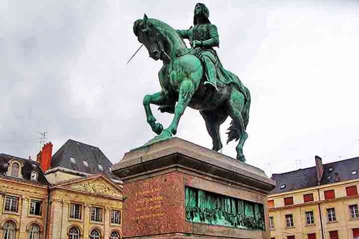 Orléans, França (Estátua de Joana d´Arc) - Tábuas de maldição romanas de 2 mil anos, Orléans, França