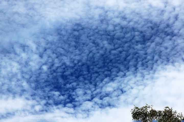 Cirrocúmulos - Formam-se em altos níveis e parecem flocos pequenos, como "ovelhas" no céu. São compostos por cristais de gelo, frequentemente dispostos em padrões regulares. Representam condições estáveis, sem chuvas.